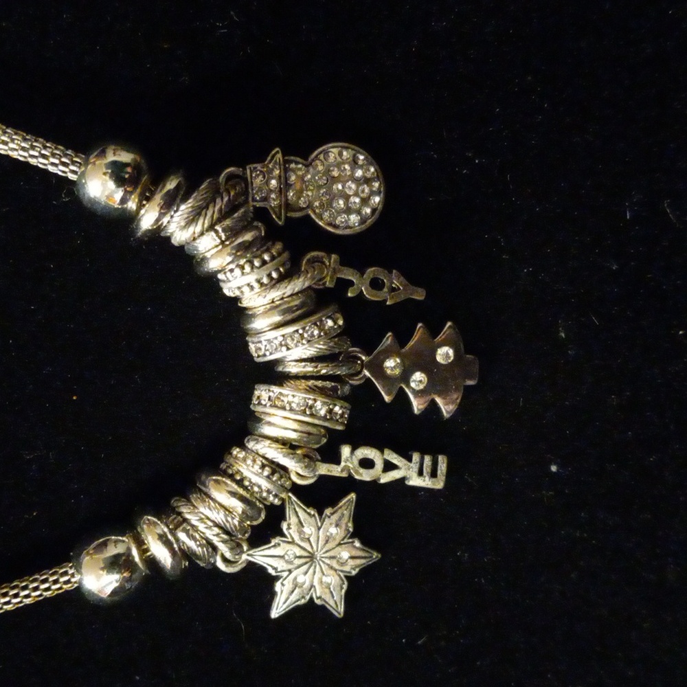 Mesh Tube Chain Necklace. Christmas Joy Pendants. 33 Charms N Beads. 16+2" Long